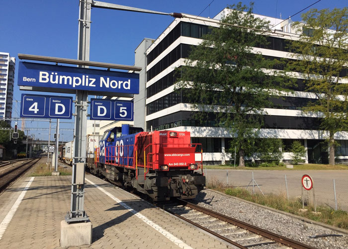 Bild vom Bahnhof Buempliz Nord mit einem einfahrenden Zug
