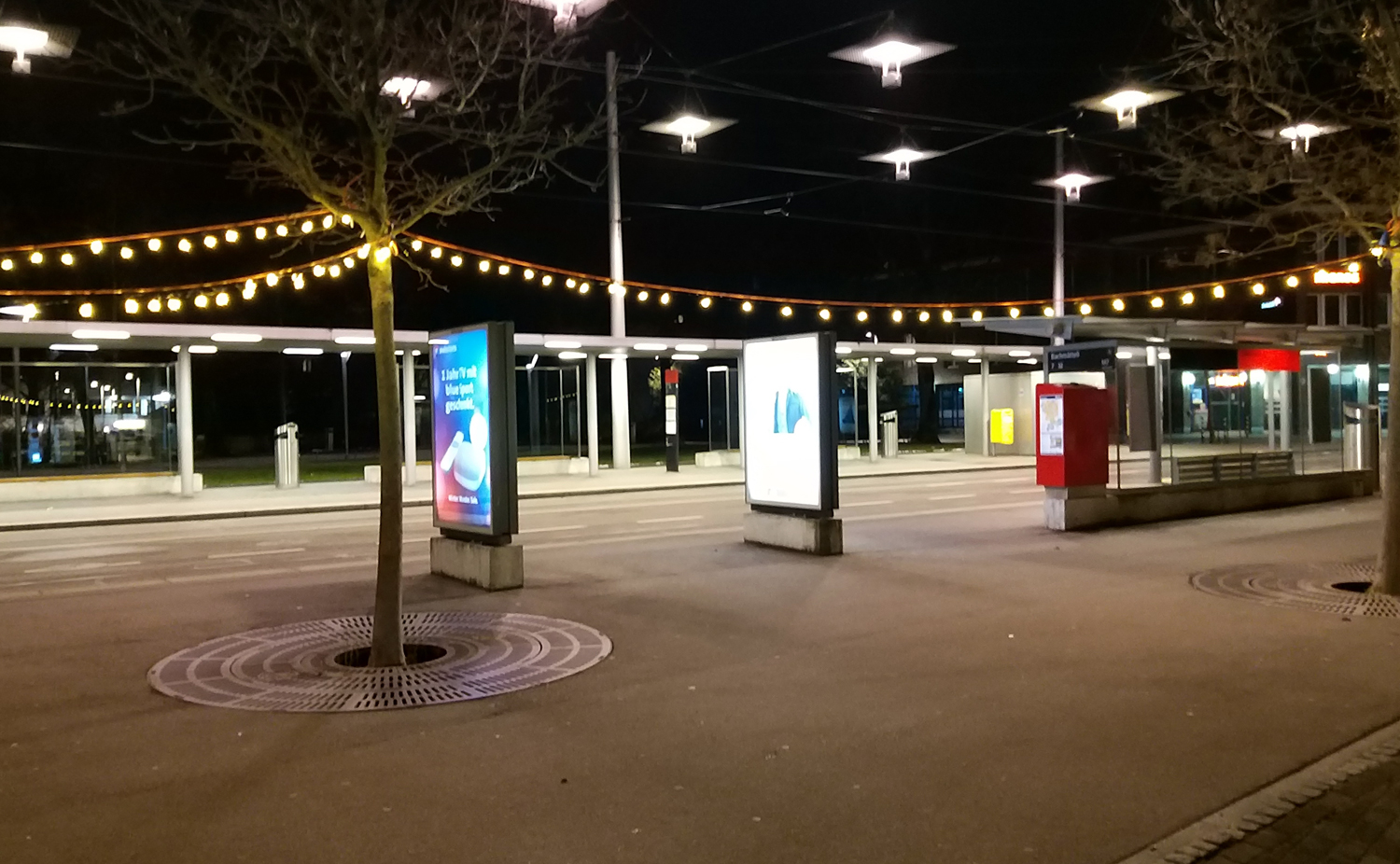 Die Bushaltestelle Bachmaetteli in Bern Buempliz bei Nacht