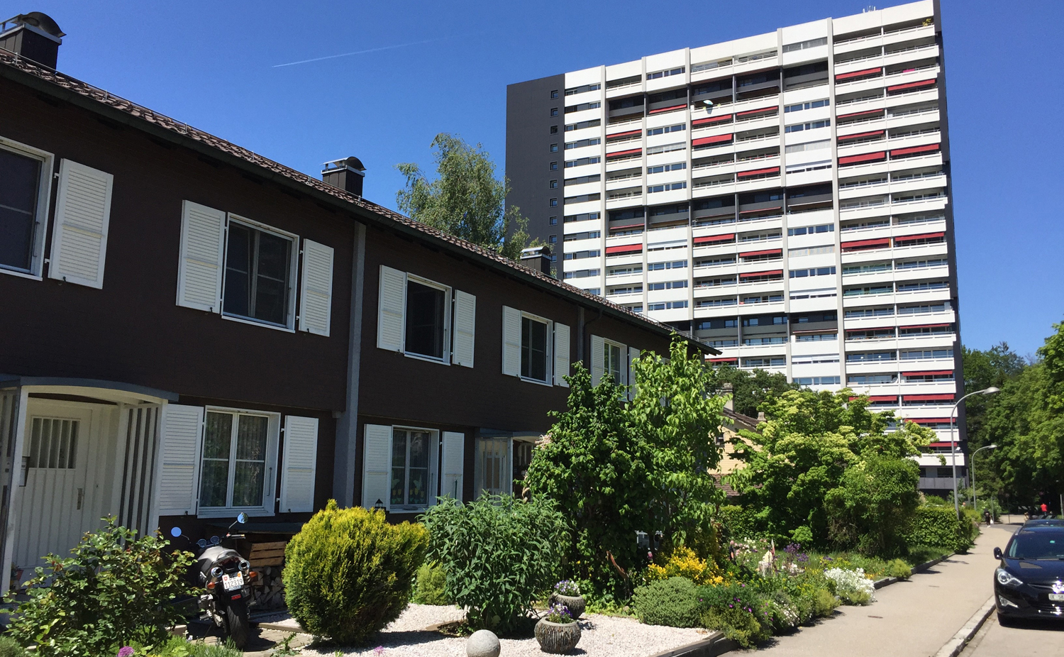 Reiheineinfamilienhaus und ein Hochhaus in der Siedlung Bethlehemacker in Bern Bethlehem