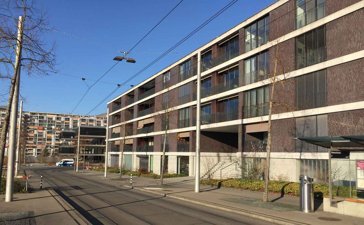 Strahlend blauer Himmel über Bern-Brünnen. Ganz hinten sind die Hochhäuser vom Gäbelbach zu sehen.