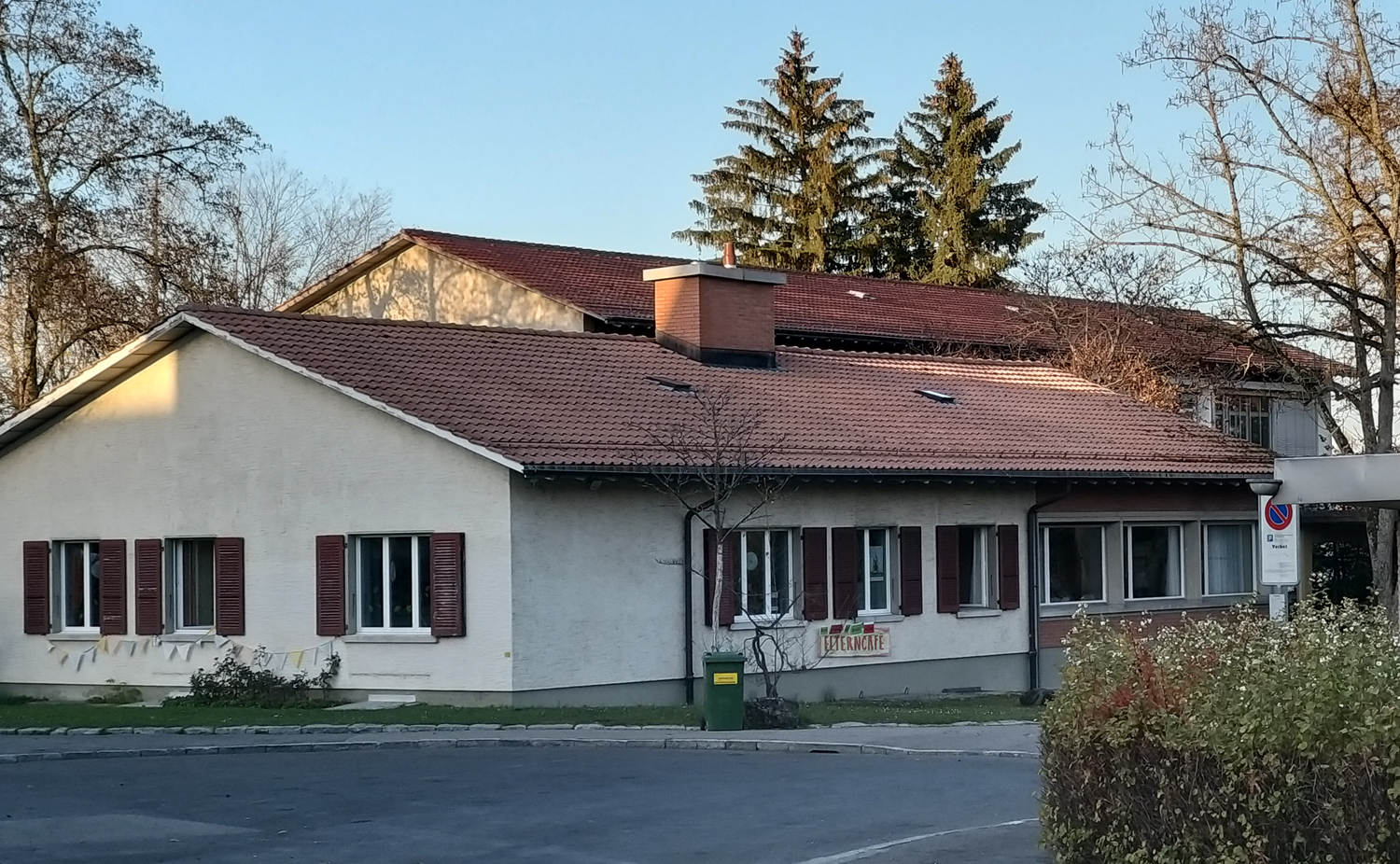 Das Schulhaus der Siedlung Stoeckacker in Bern Buempliz