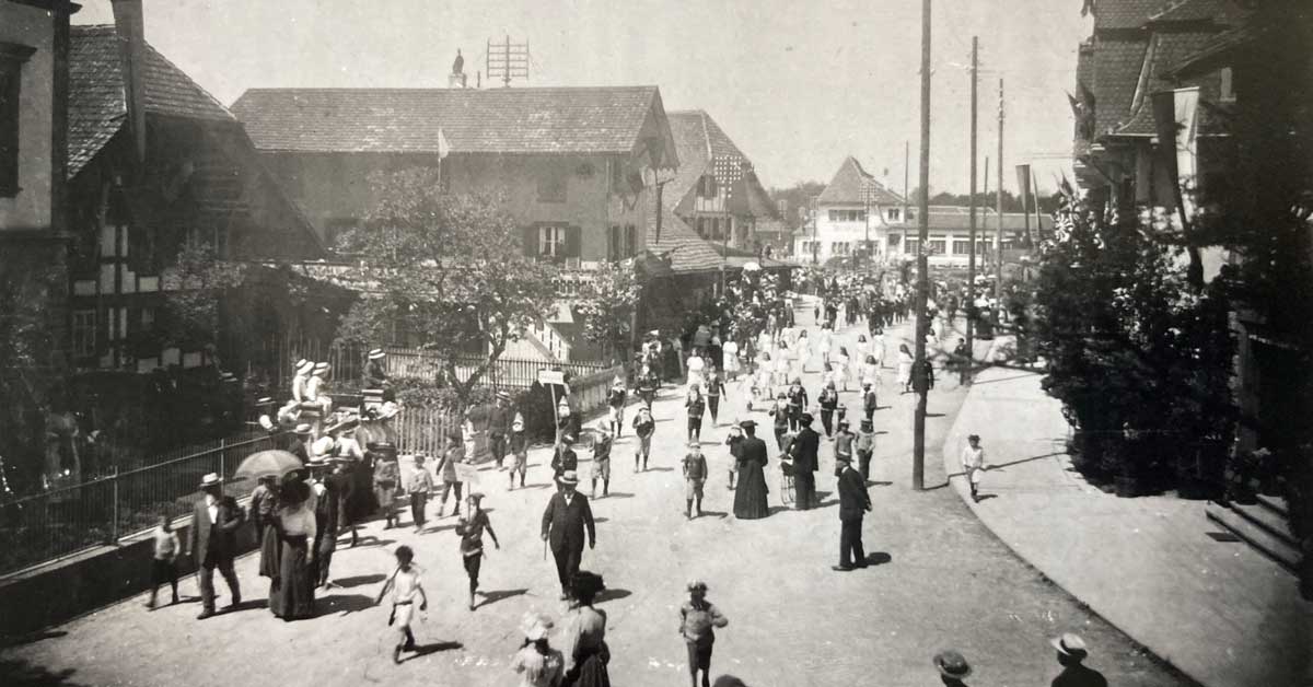Festumzug im Jahre 1920. Die nicht daran beteiligte Dorfbevölkerung zeigt sich in schöner Sonntagstracht.