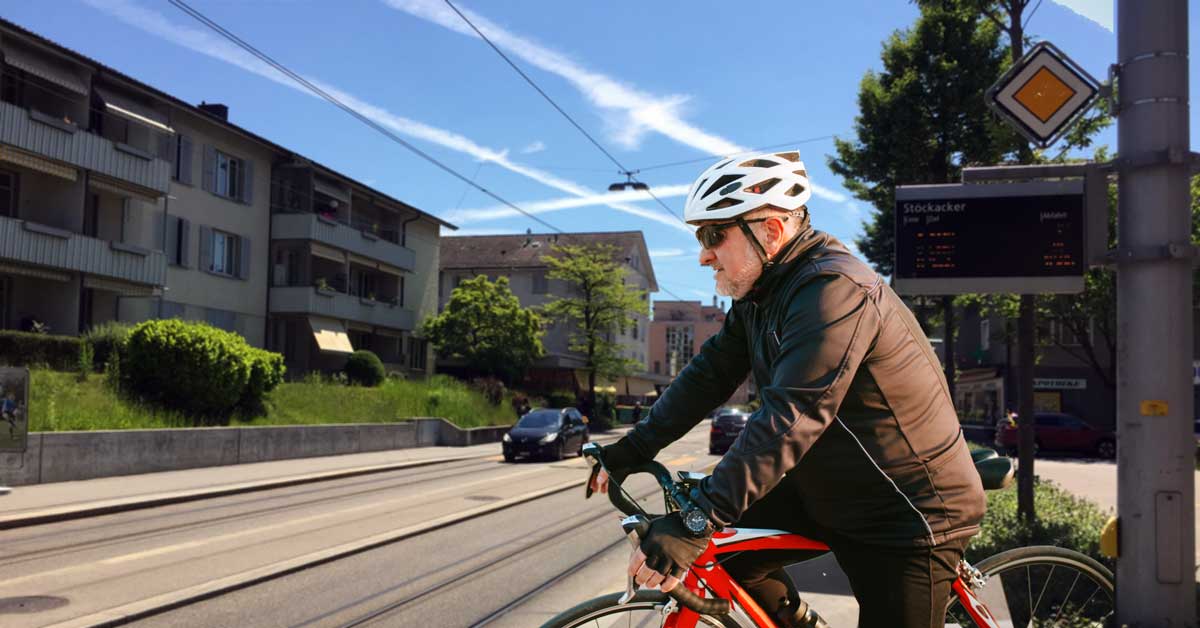 Chäspu nahe der Tramhaltestelle Stöckacker. Er sitzt auf seinem Rennrad vom Moser.