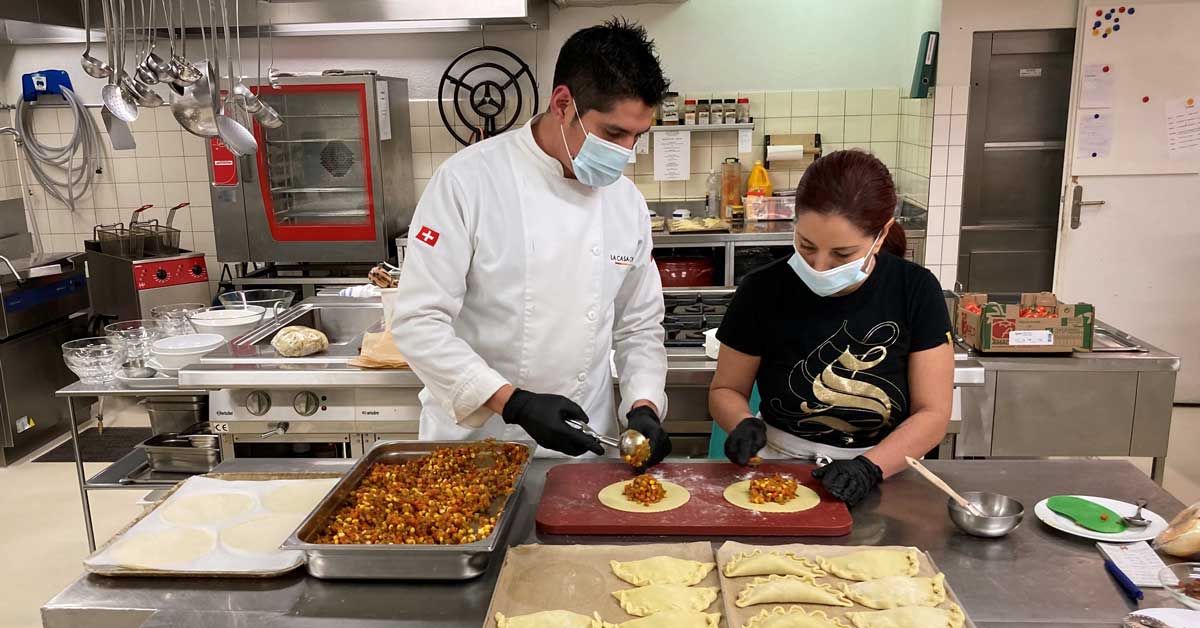 Eric und Isabel bereiten frische Empanadas zu