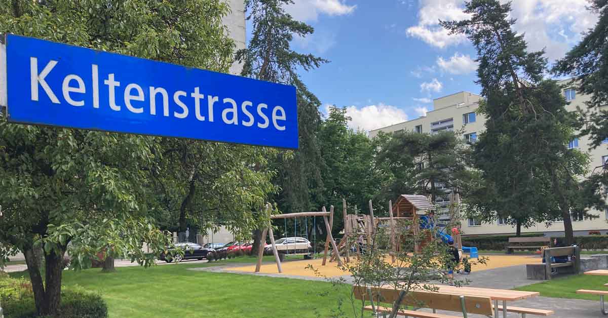 Strassenschild Keltenstrasse in Bümpliz. Im Hintergrund ist ein Spielplatz im Schwabgut zu sehen.