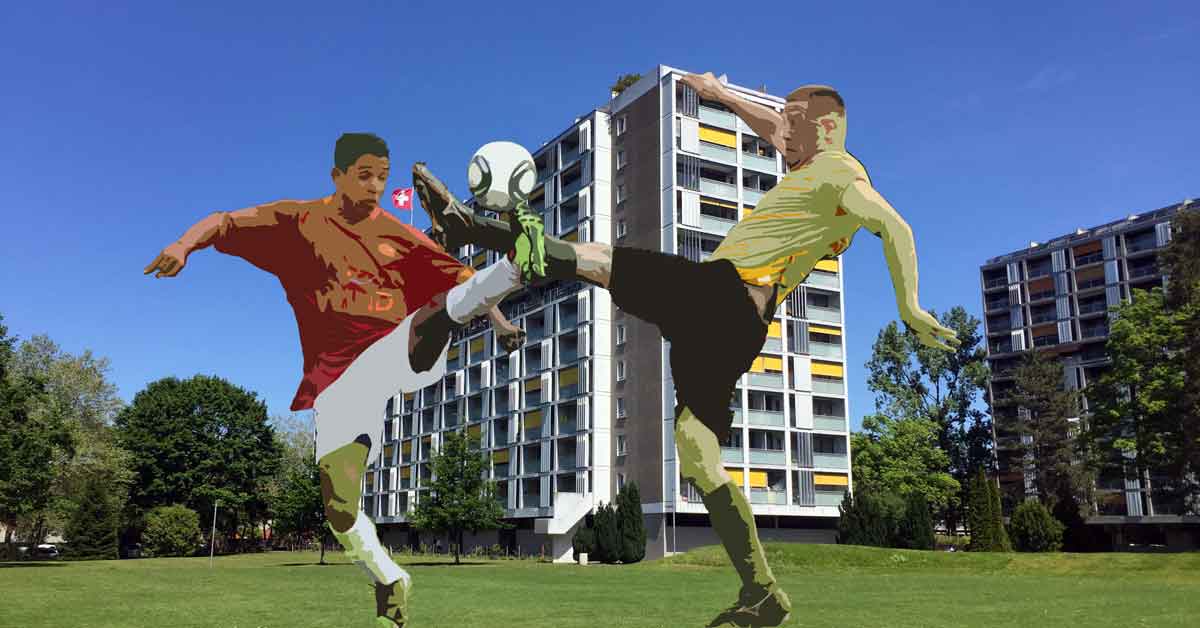 Zwei Fussballspieler kämpfen im Quartier Schwabgut um den Ball