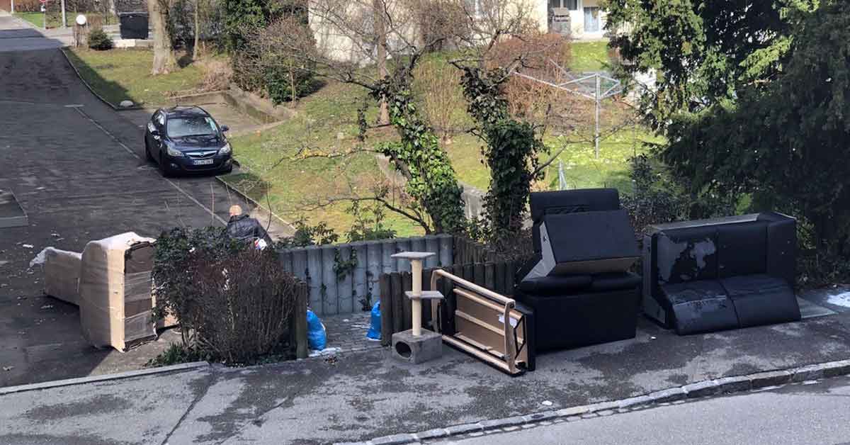 Ein altes Sofa und anderer Hausrat stehen auf den Strassen in Bümpliz