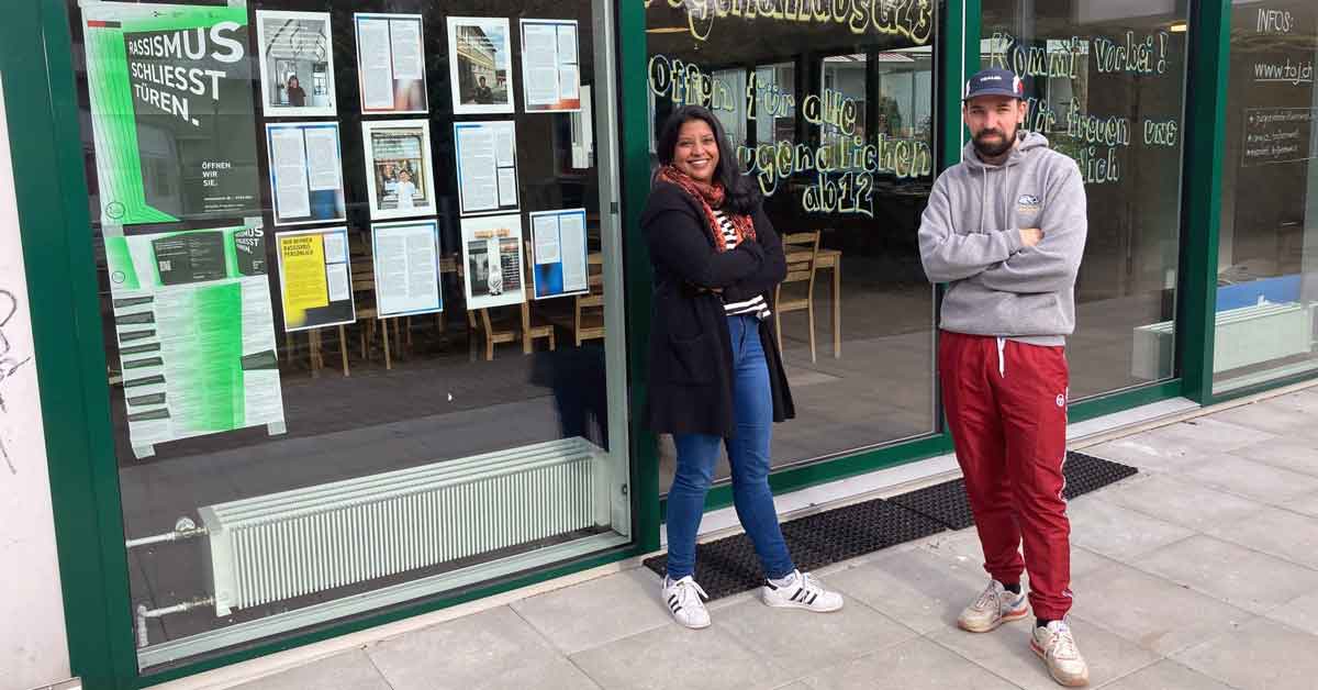 Anuja und Manuel stehen vor dem Jugendhaus Bümpliz