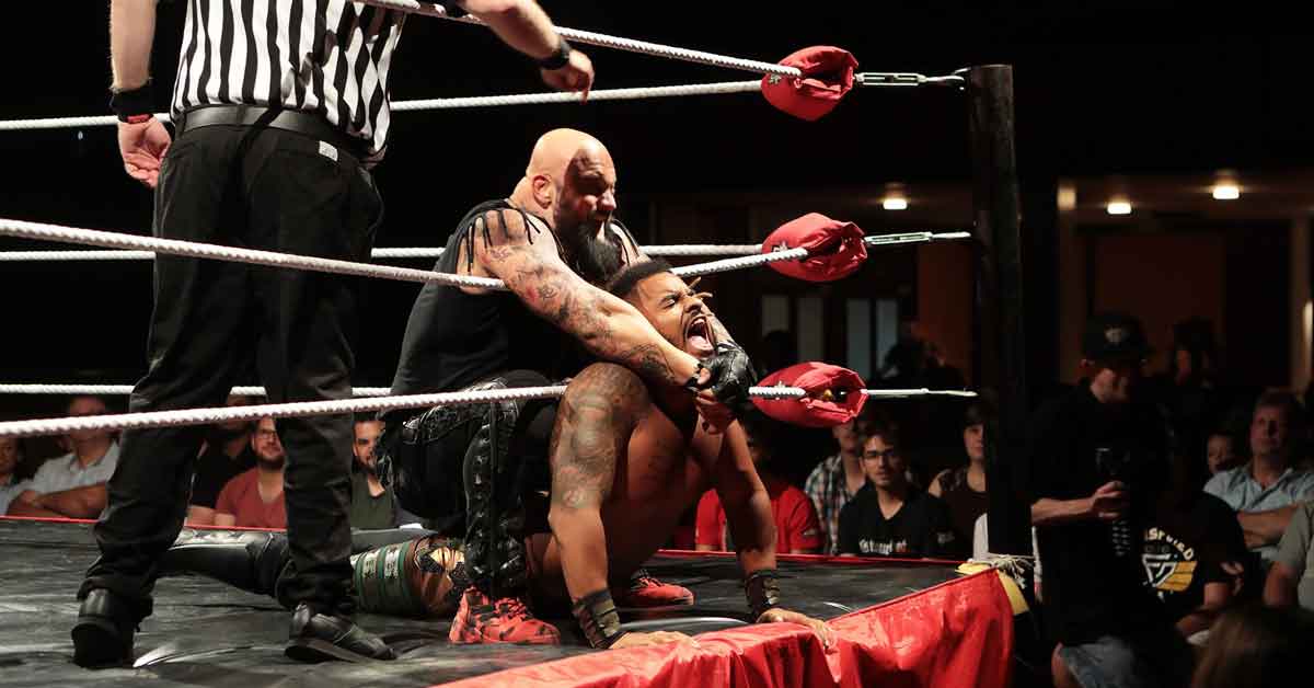 Zwei Wrestler kämpfen im Ring im Sternensaal Bümpliz